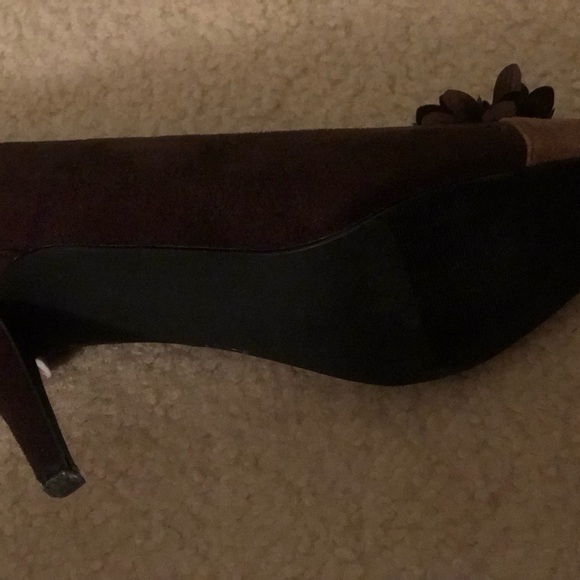 ANDIAMO Delish # 752225. Brown/ 2 tone Flower Pumps Heels Shoes Size 10M. - Picture 7 of 9